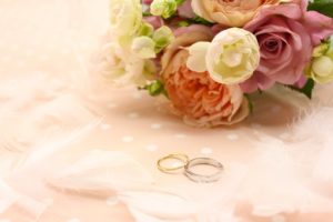 バラと結婚指輪