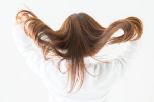 長い髪を広げる女性